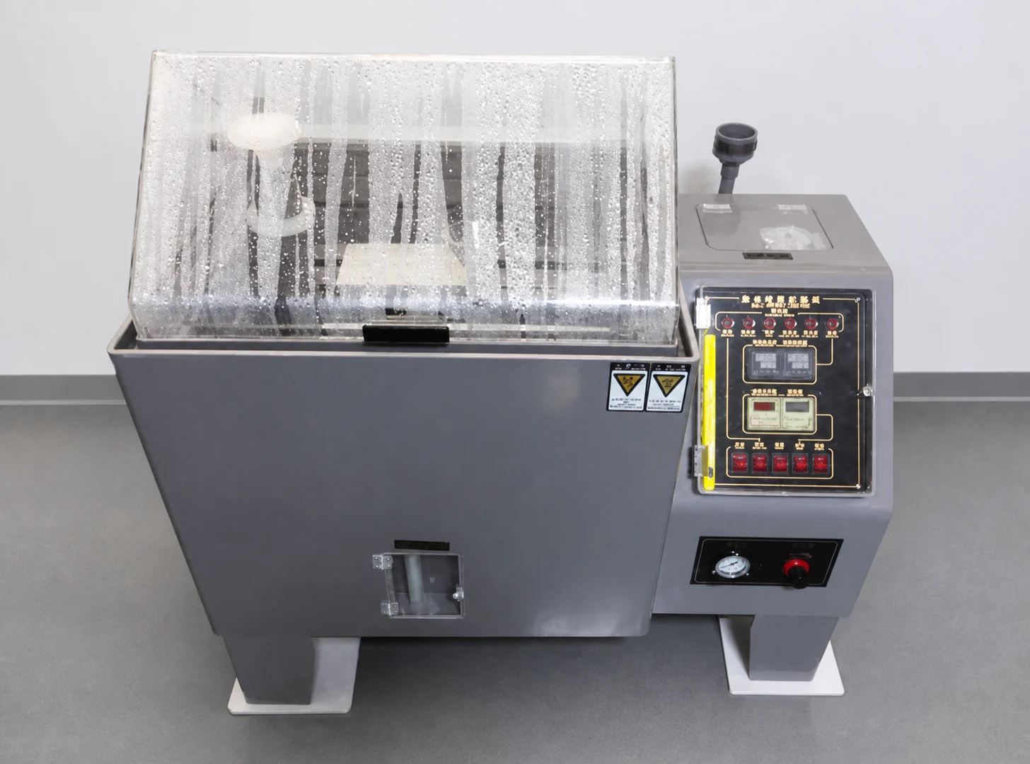 Salt-spray test chamber